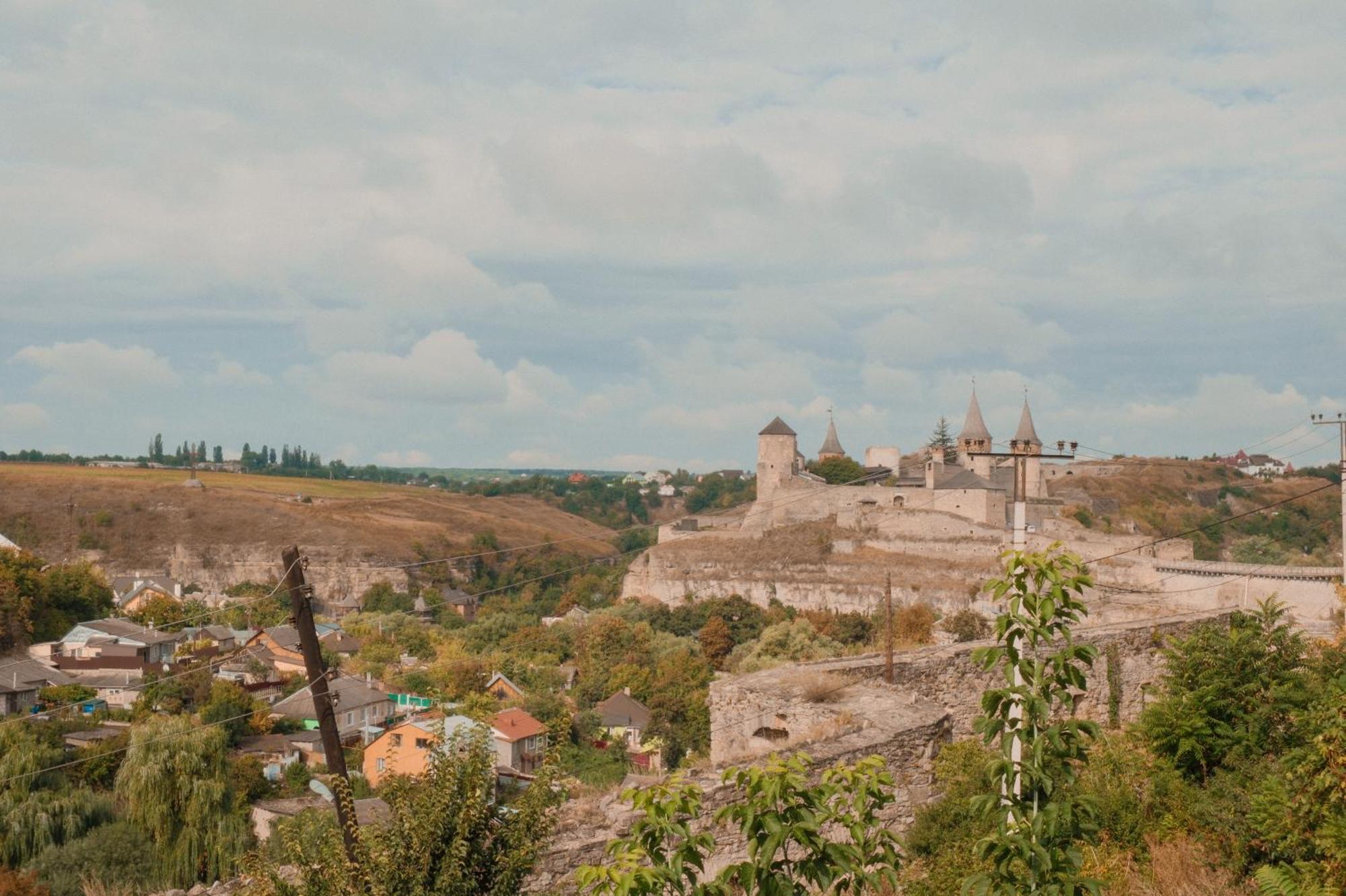 Дом с видом на старую крепость Каменец-Подольский Экстерьер фото
